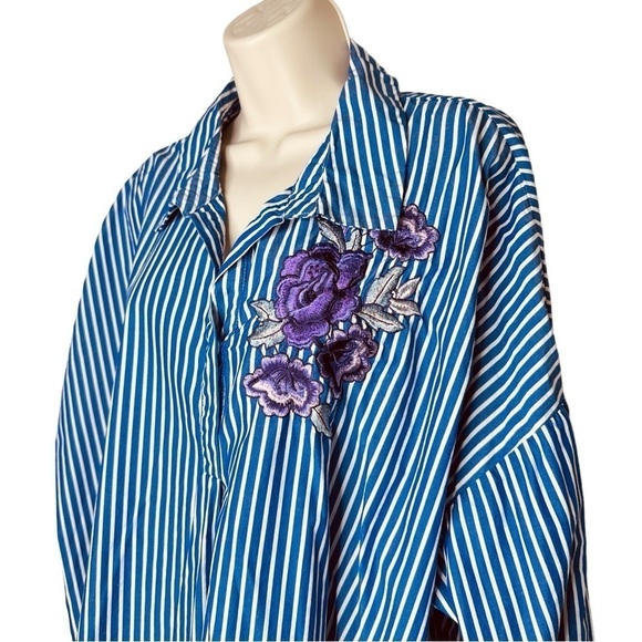 New Directions Curvy Blue & White Striped Floral Embroidered Women’s Top Size 3X - Picture 2 of 9
